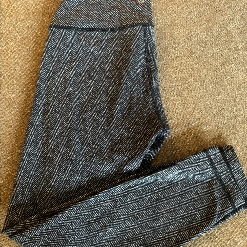 Women’s Wunder Under Lululemon leggings in herringbone pattern. Size M